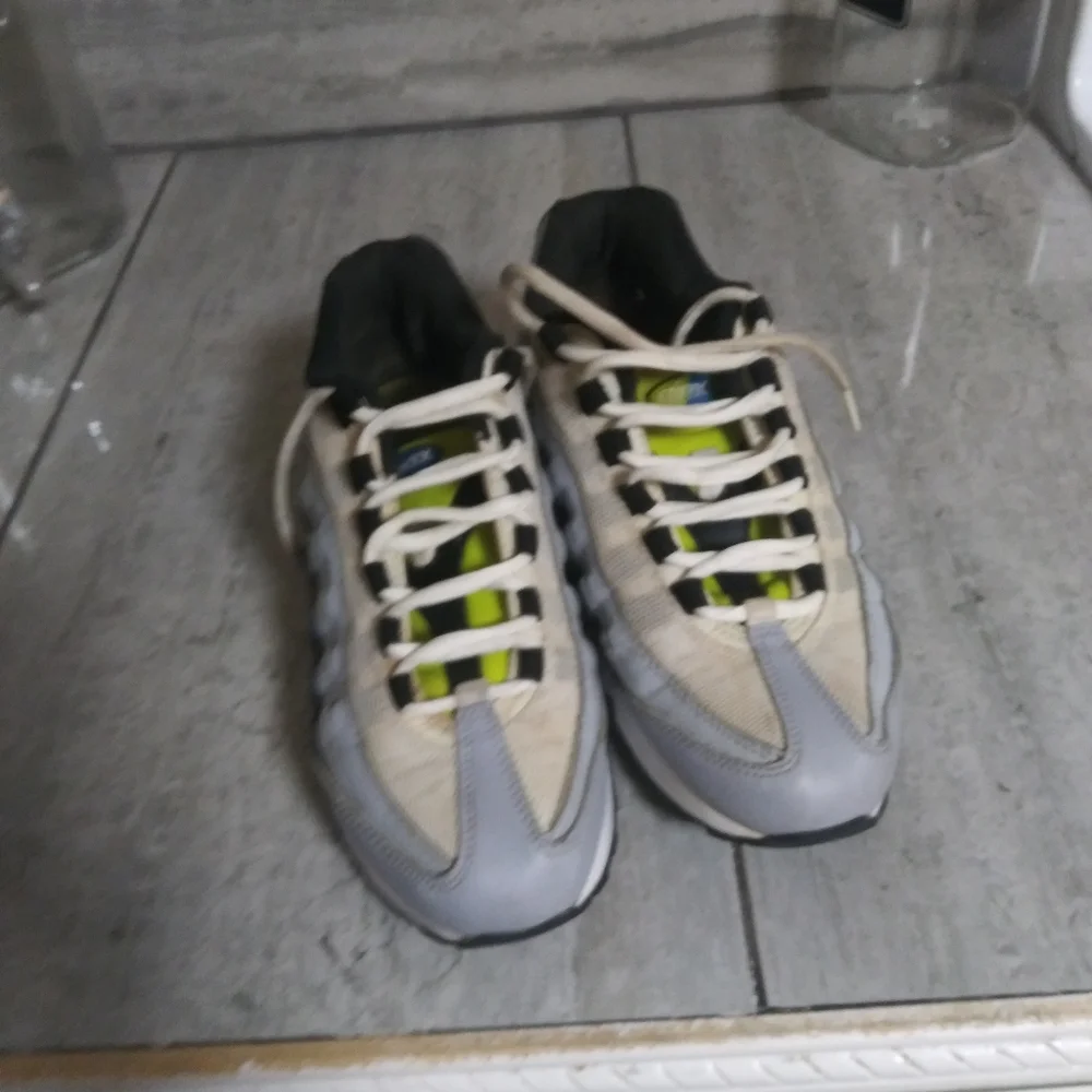 Air Max - Picture 2 of 2